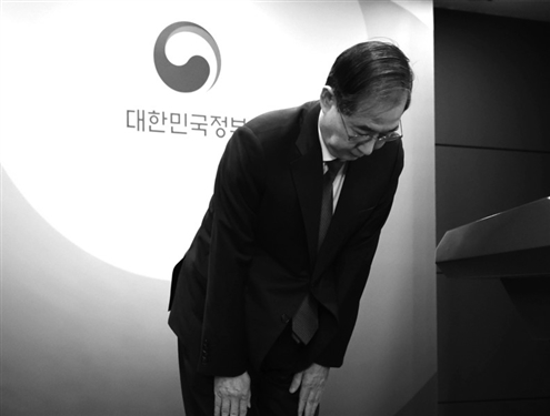5月1日,韩国代总统、国务总理韩德洙在韩国首尔出席新闻发布会 新华社发